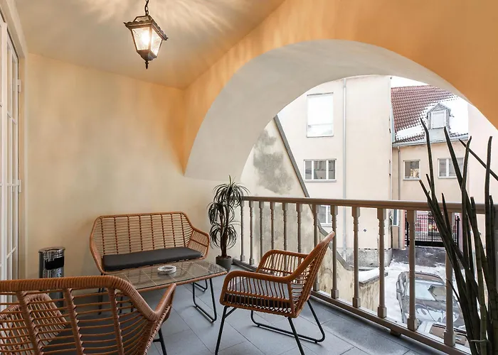 Airhome - Royal Family * Tallinn