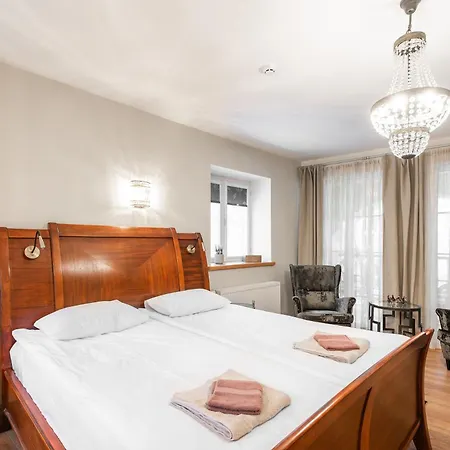 Airhome - Royal Family * Tallinn